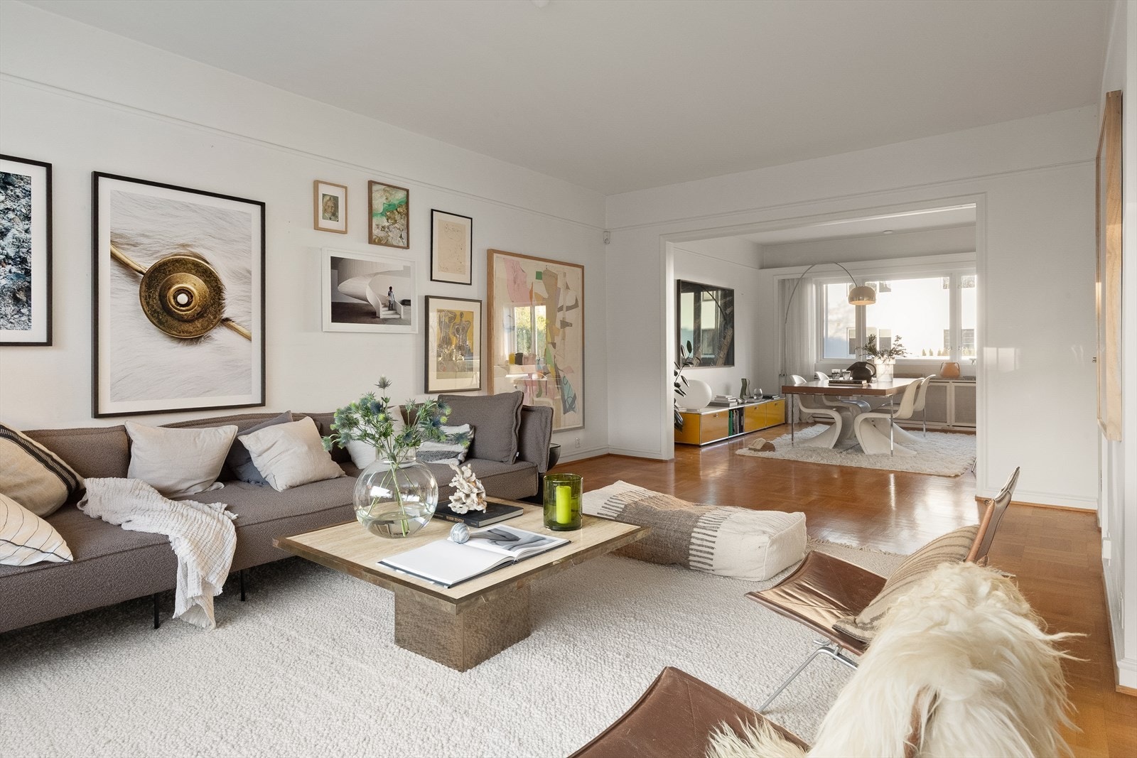 Hovedetasjen er smart innredet, og gir gode muligheter for store møbler i alle rom. Galleribilde