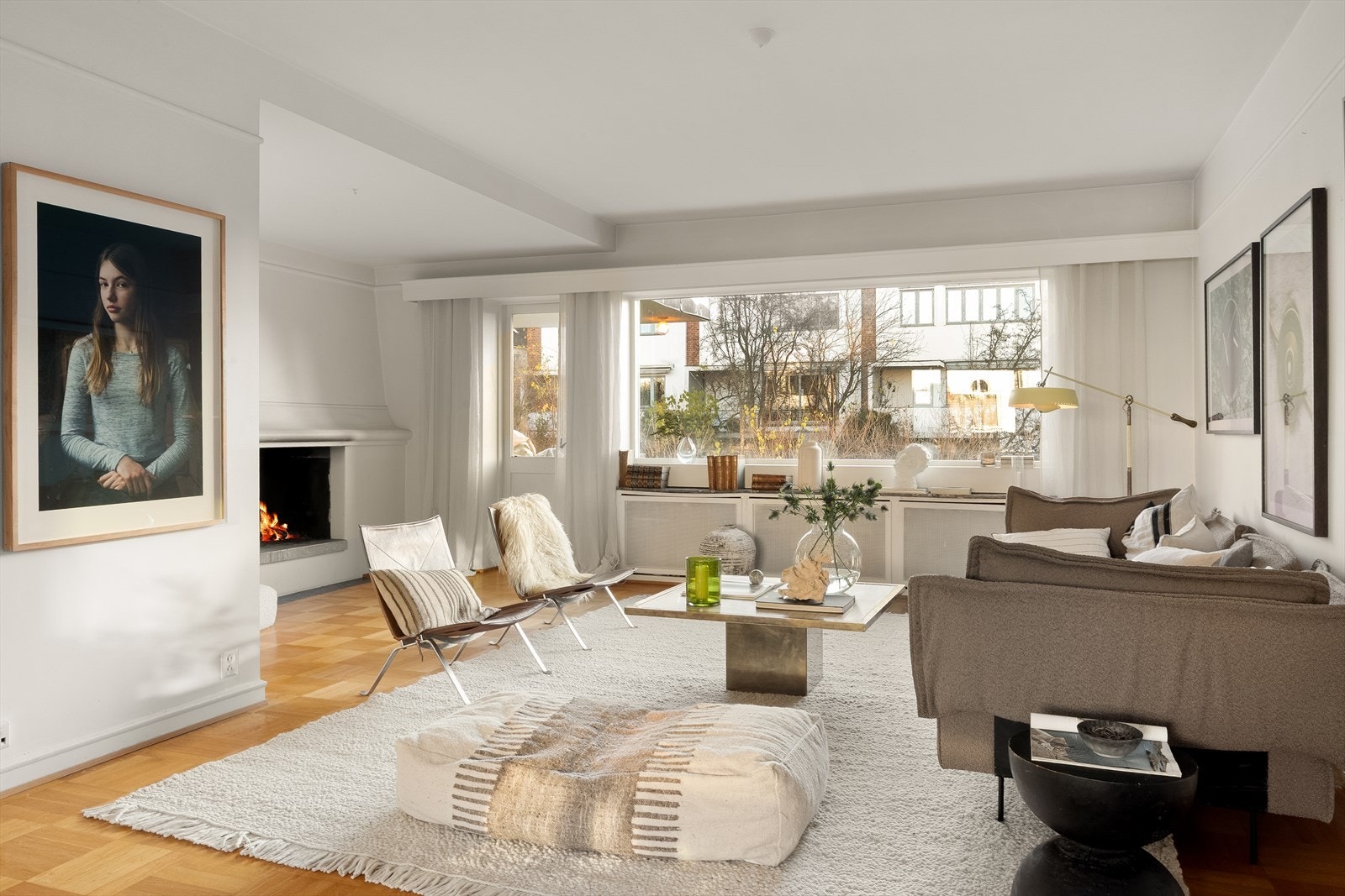 Boligen byr på et særdeles lekkert lys, og er bygget i en utforming som gir en behagelig atmosfære med gjennomstrømning av dagslys og romlighet. Galleribilde