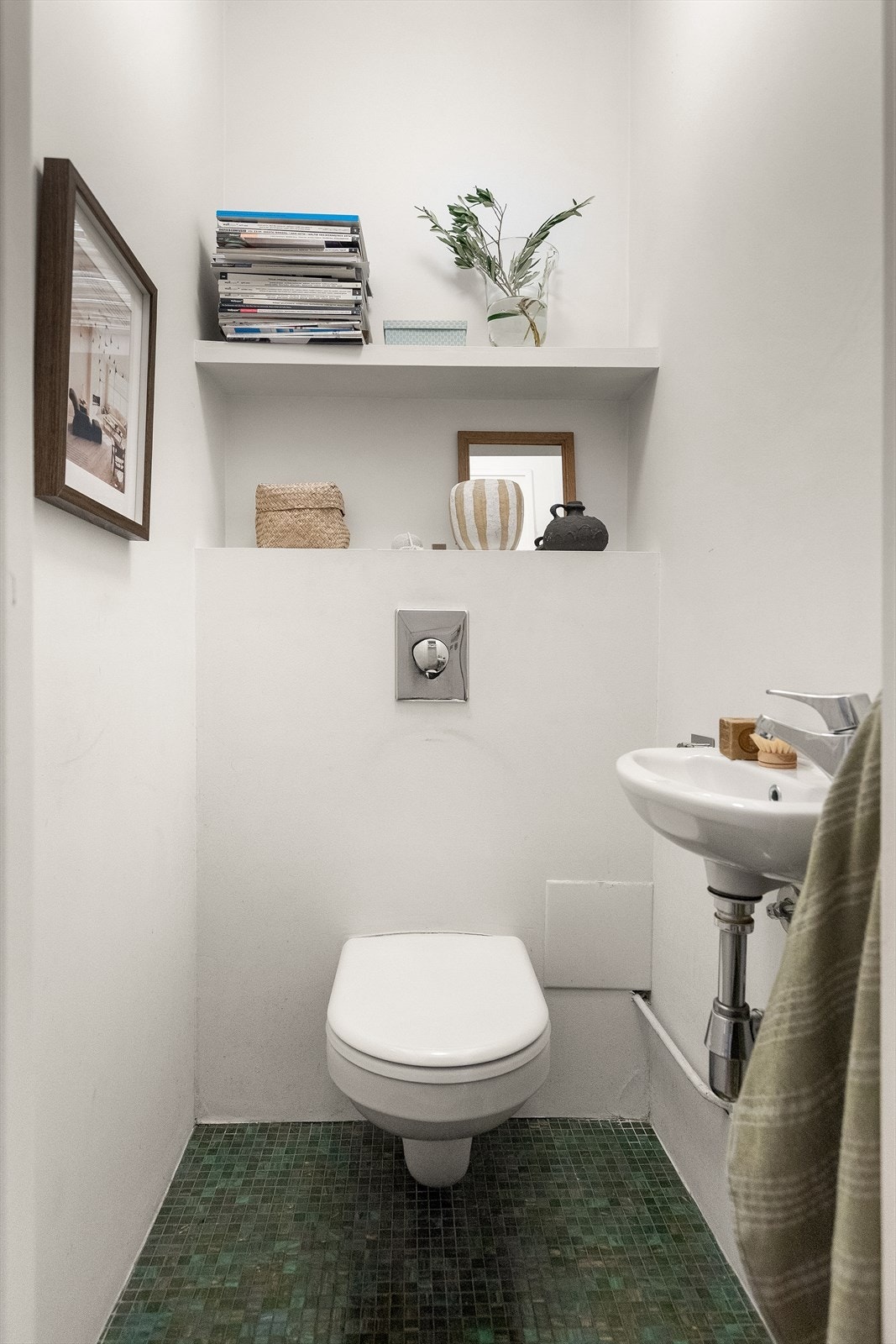 Overetasjen har separat toalett, med vegghengt klosett. Galleribilde