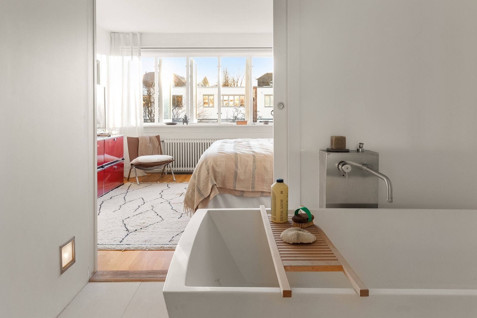 En suite baderom med badekar. Galleribilde