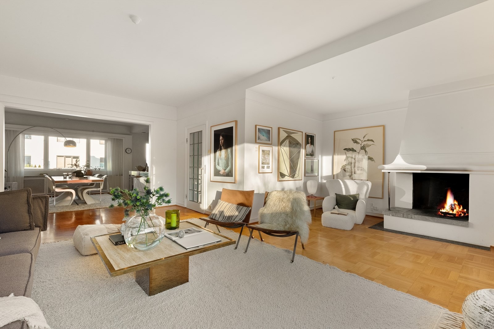 Boligen har peis, og et lekkert mønstergulv av parkett. Galleribilde