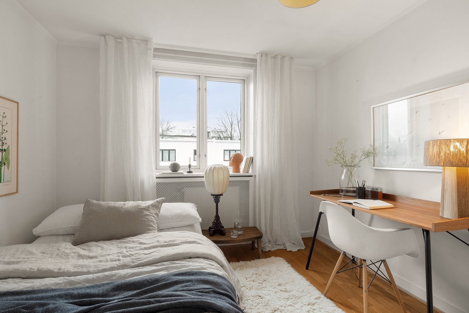 Soverom nummer to- et romslig og flott soverom med mye lys. Også henvendt mot rolig og naturskjønne omgivelser. Galleribilde