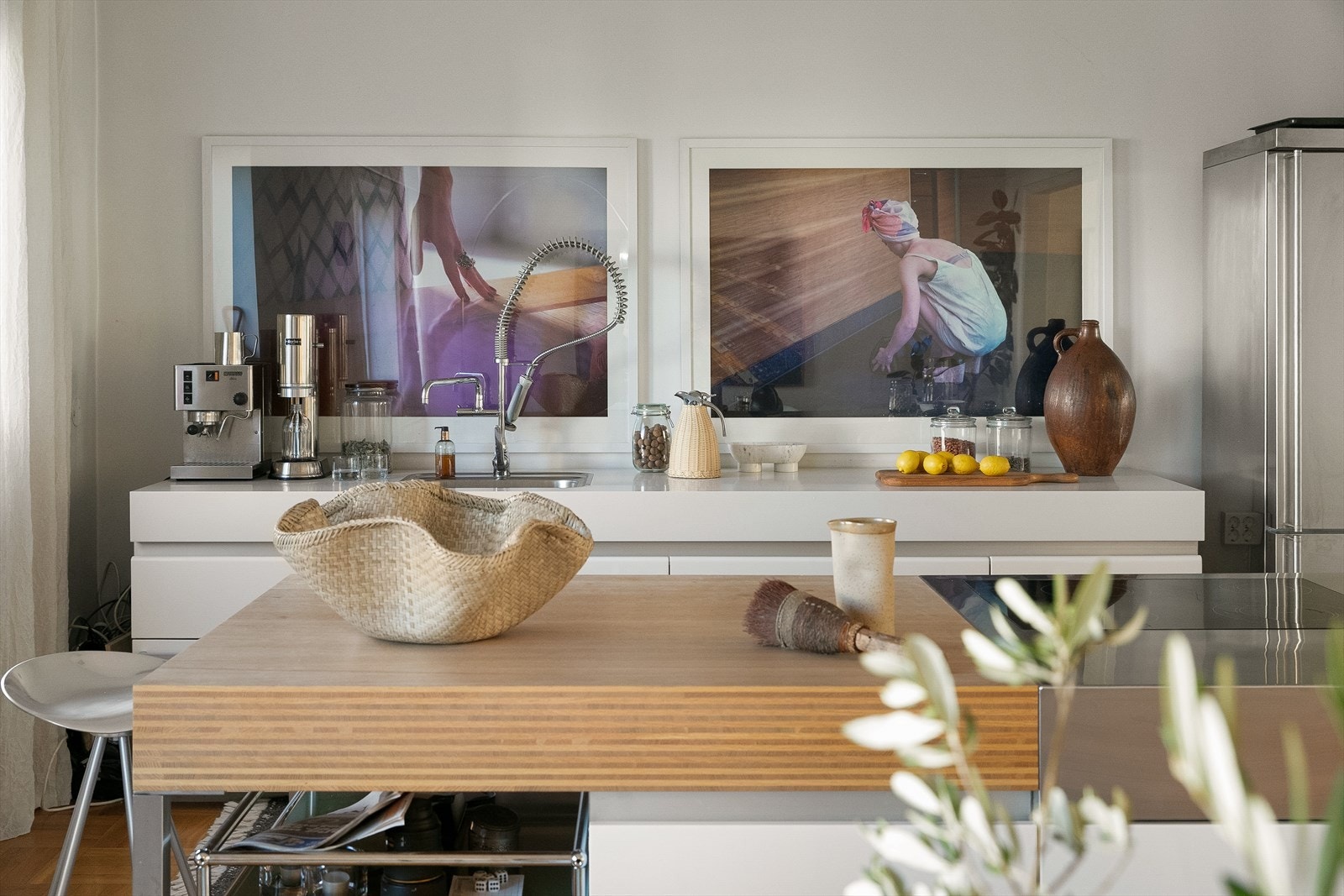 Integrerte hvitevarer med: komfyr, induksjon platetopp, nedfelt i rustfritt beslag oppvaskmaskin i skuff. Galleribilde