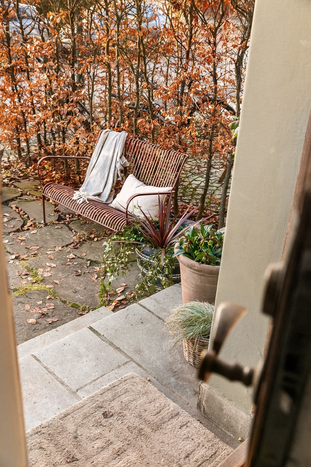 Trivelig forhage med sitteplass. Galleribilde