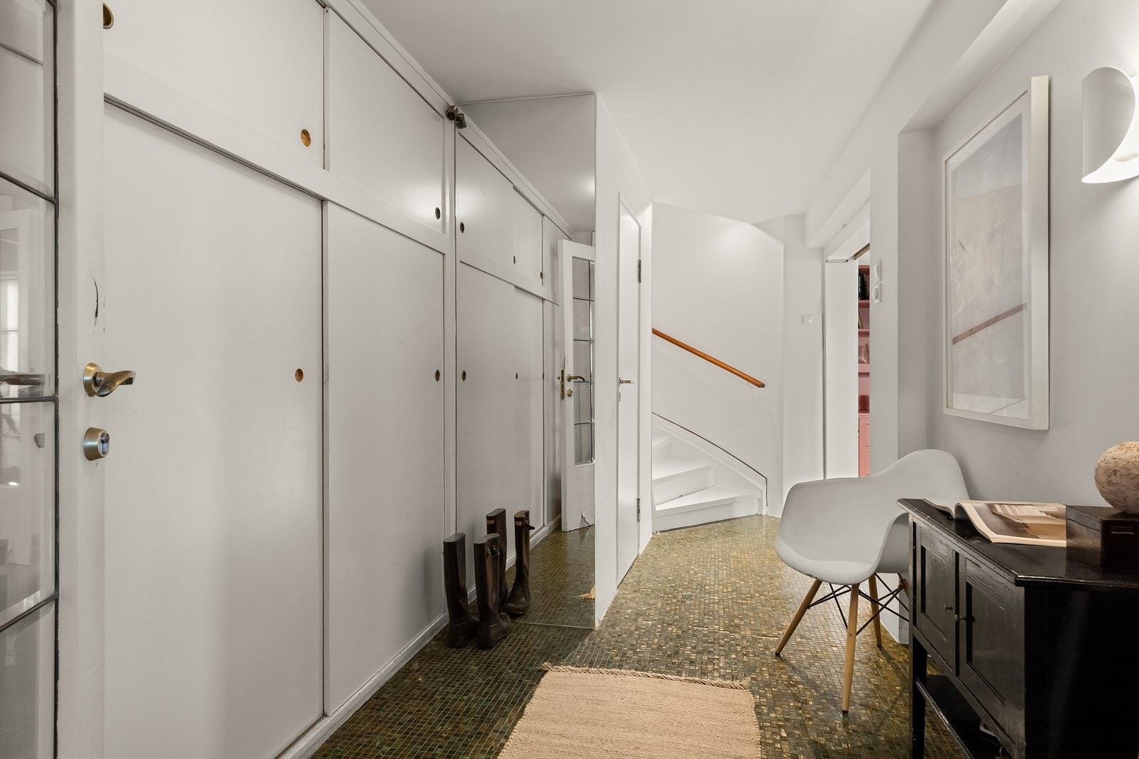 Entré/gang. Rikelig med oppbevaring i vegg. Galleribilde