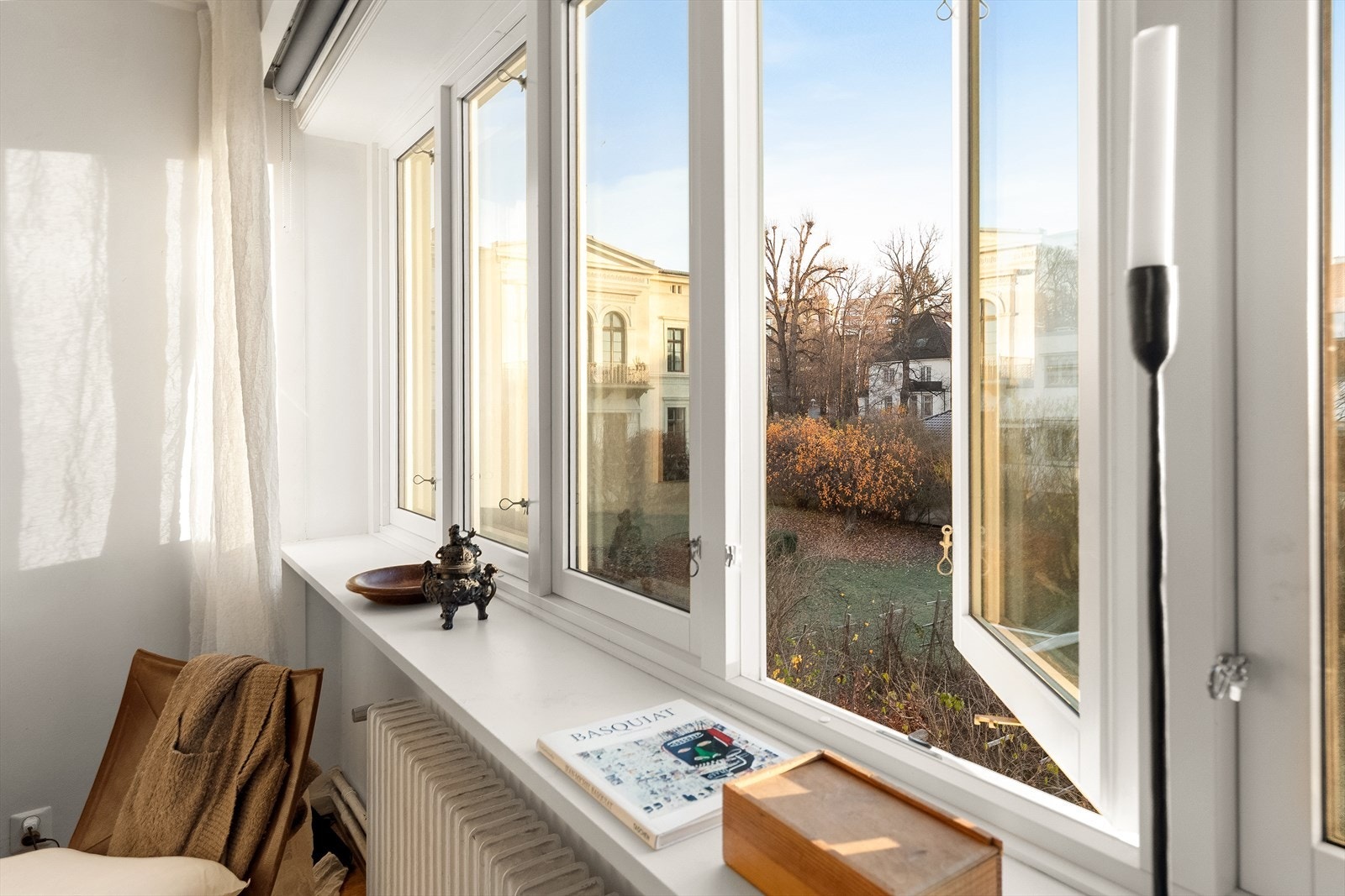 Naturskjønne omgivelser i umiddelbar nærhet utenfor soverommet. Vinduer fra 2024. Galleribilde