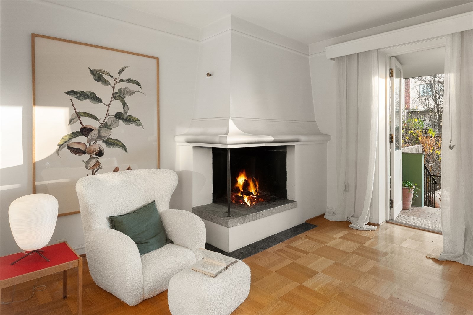 Direkte adkomst fra stue, mot idyllisk bakhage- frodig omringet. Galleribilde