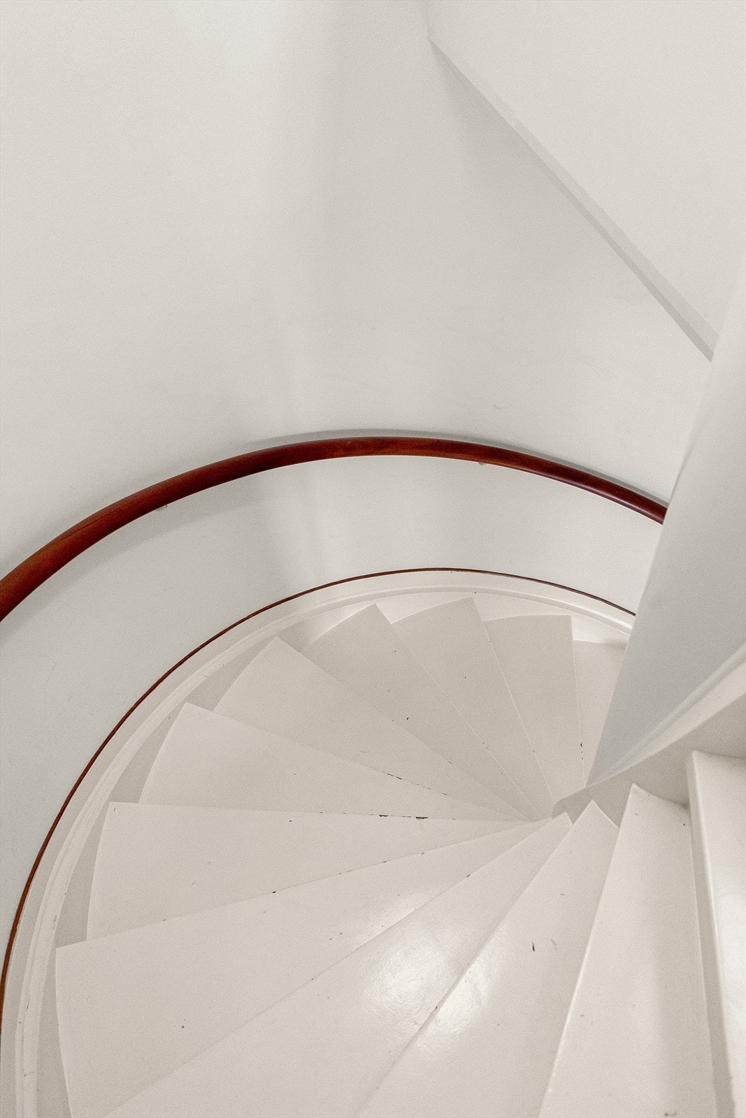 Lekkert trapperom ned til boligens førsteetasje. Galleribilde