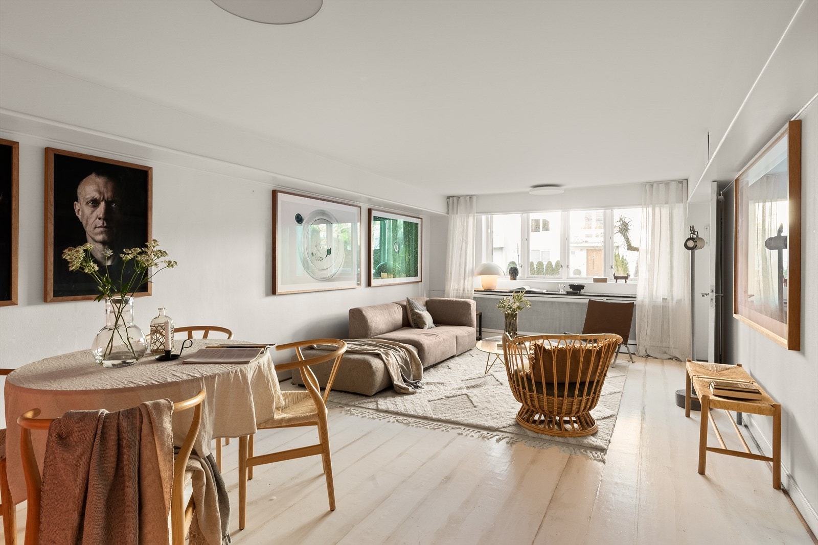 Underetasjen har et langstrakt og flott rom med store vinduer. Galleribilde