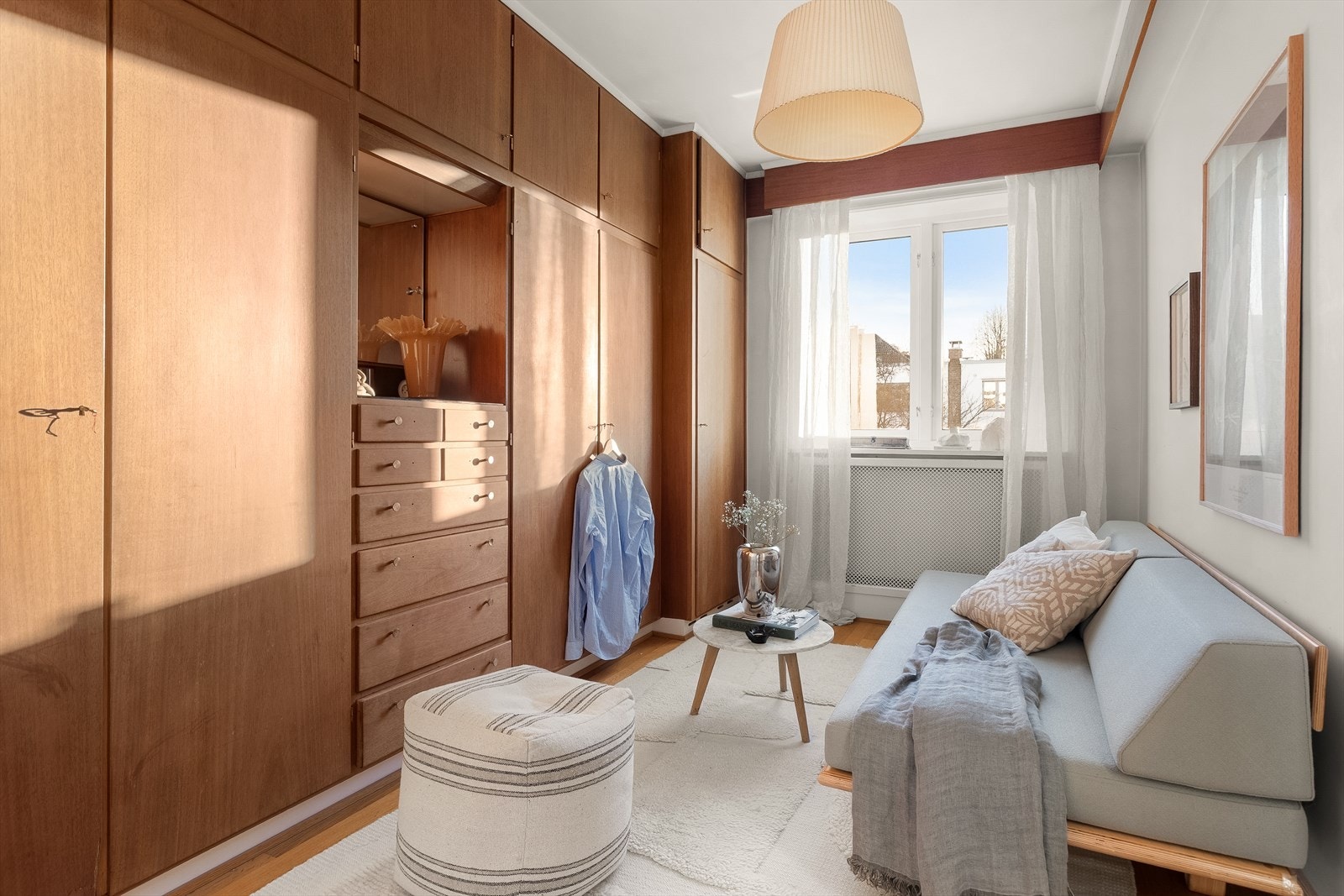 Omkledningsrom med lekkert garderobeskap. Galleribilde