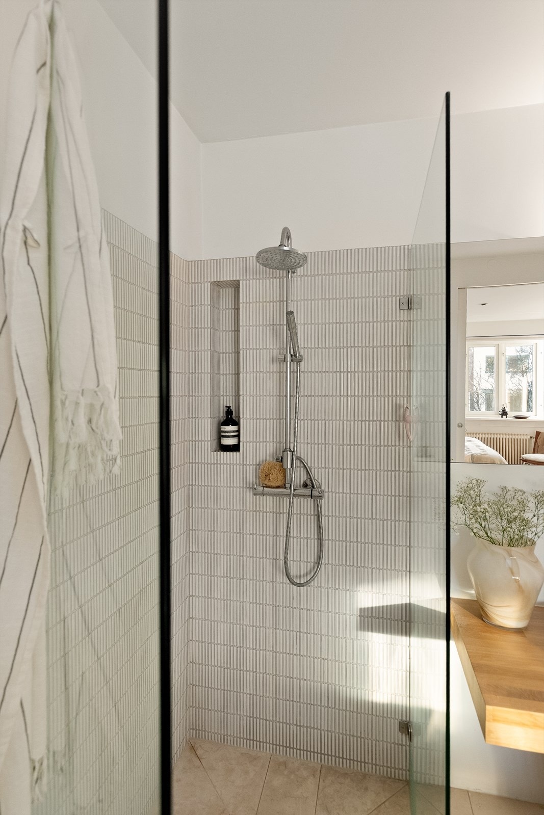 Lekker dusnisje med tidsriktige farger og fliser. Galleribilde