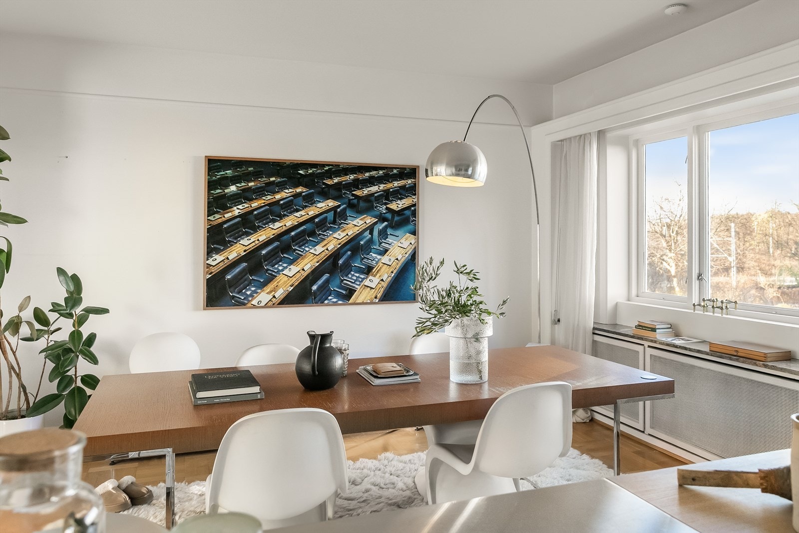 Spisesute i åpen løsning til kjøkkenet. Rommer stort spisebord. Galleribilde