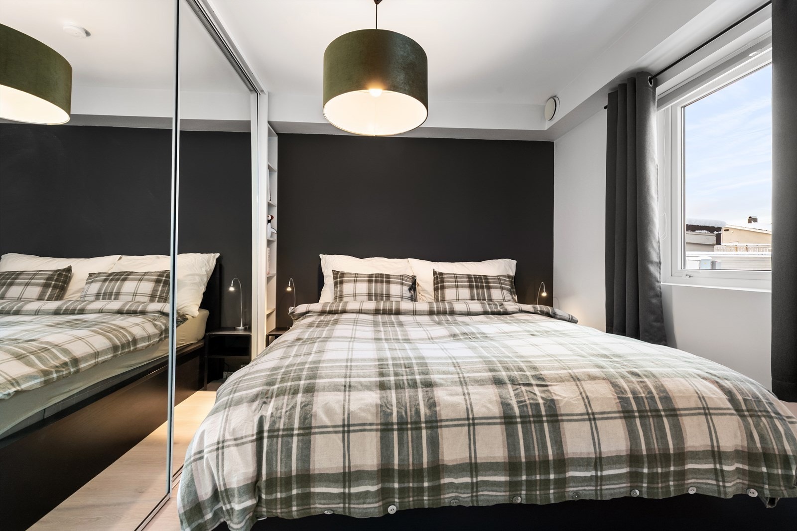 Hovedsoverommet har stor skyvedørsgarderobe. Galleribilde