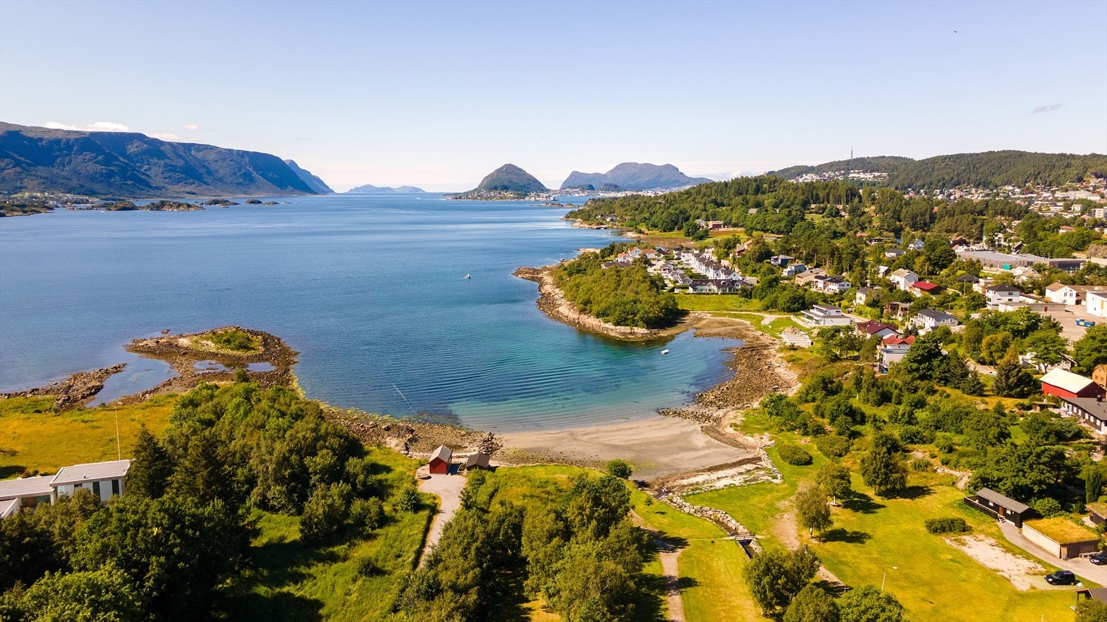 Dronefoto over nærområdet. Kort avstand til bl.a. badestrand på Prinsen. Galleribilde