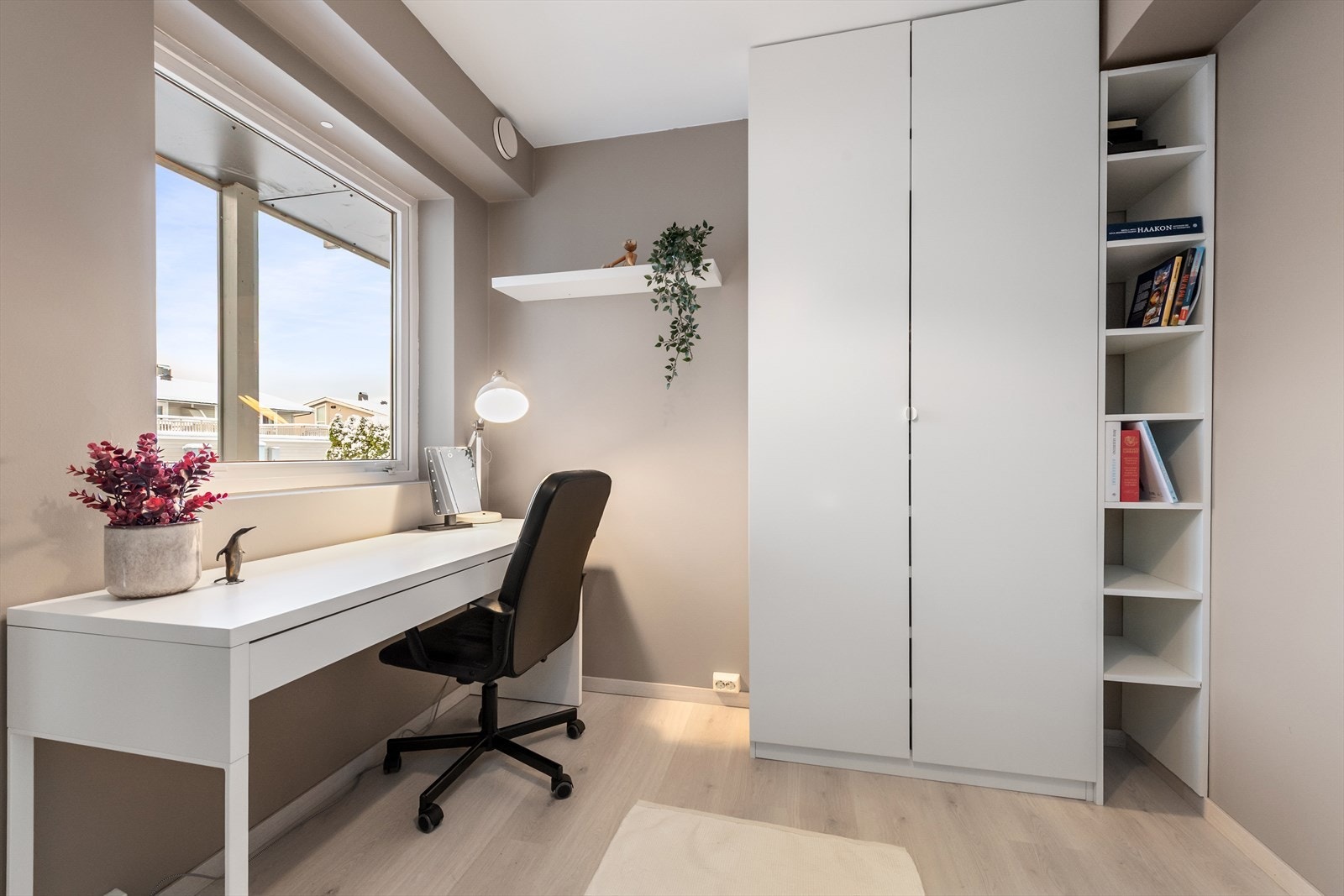 Soverom 2 er i dag benyttet som kontor. Galleribilde