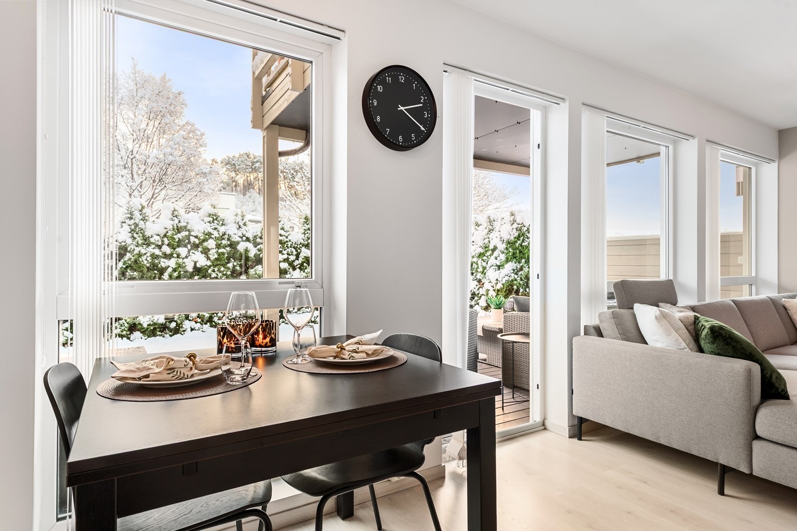 Fra stue/kjøkken er det utgang til skjermet markterrasse og hage som tilhører leiligheten. Galleribilde
