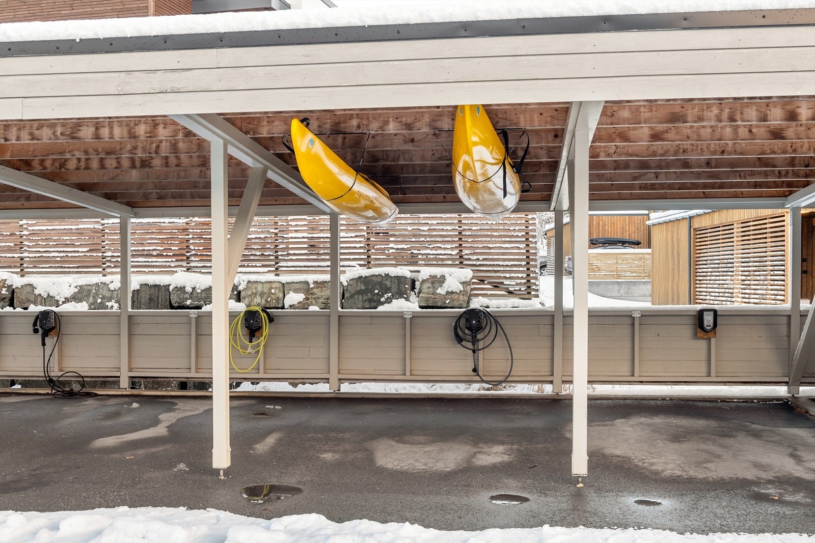 Det er montert el-bil lader i carporten. Kajakker m/oppheng medfølger ikke i handelen. Galleribilde