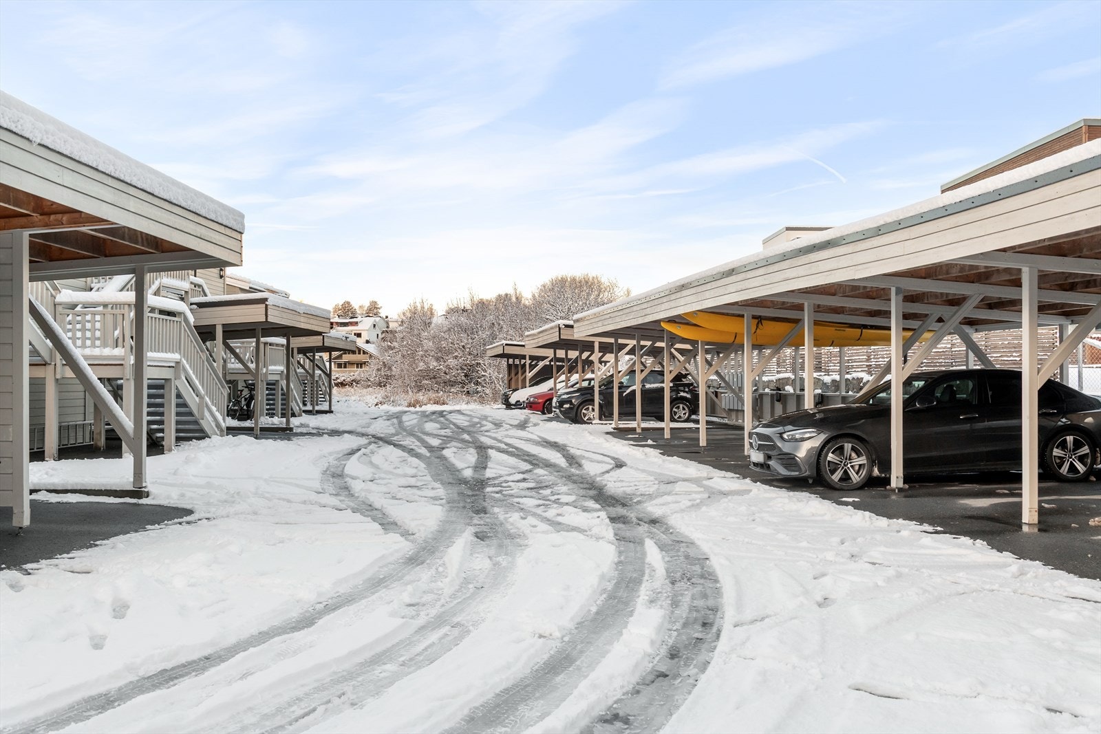 Egen carport i rekke følger seksjonen. Galleribilde