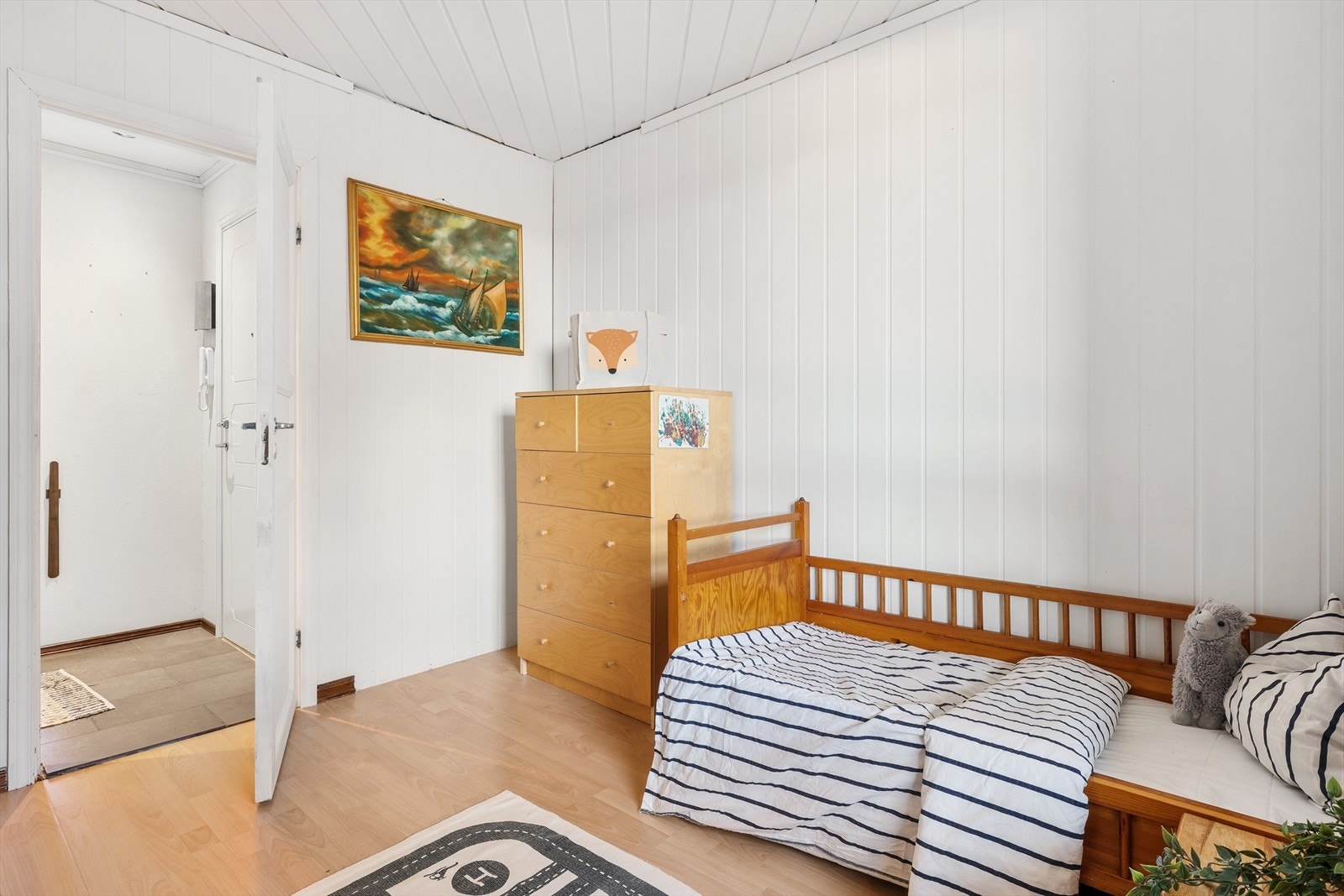 - God plass til seng i ønsket størrelse samt øvrig møblement - Galleribilde