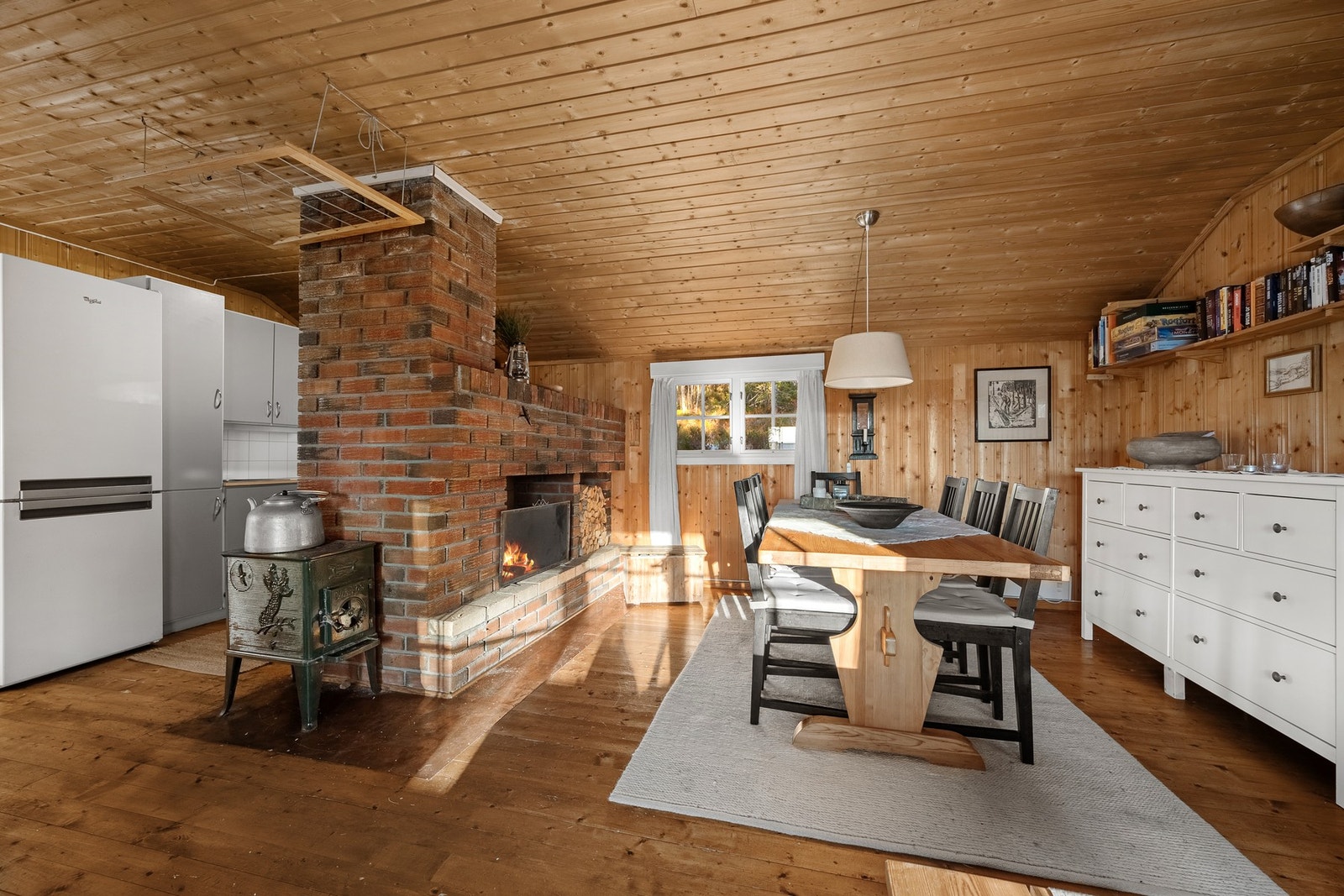 Delvis åpen stue og kjøkkenløsning. Galleribilde