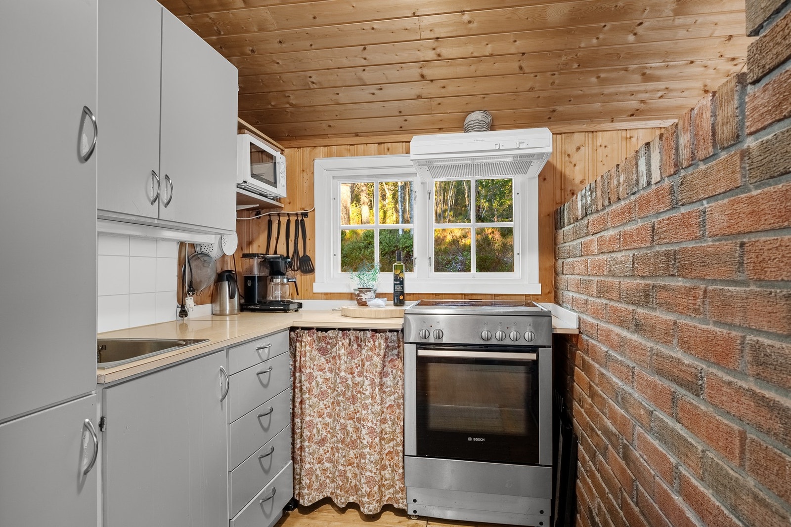 Lyst og fint kjøkken med god skap- og benkeplass. Galleribilde