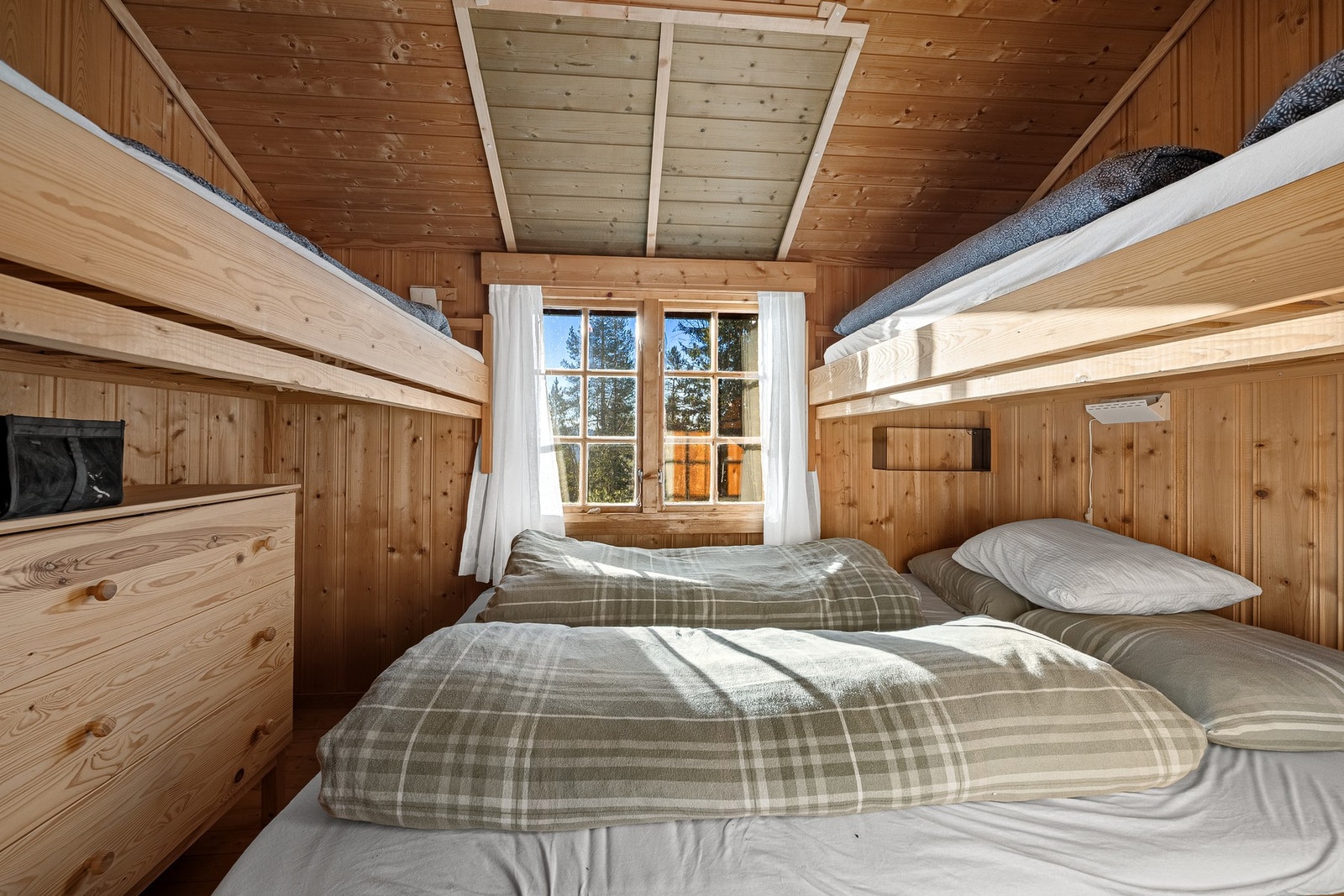 Hytta har to soverom med flere sengeplasser. Hovedsoverom har god plass til dobbeltseng og praktiske køyesenger. Galleribilde