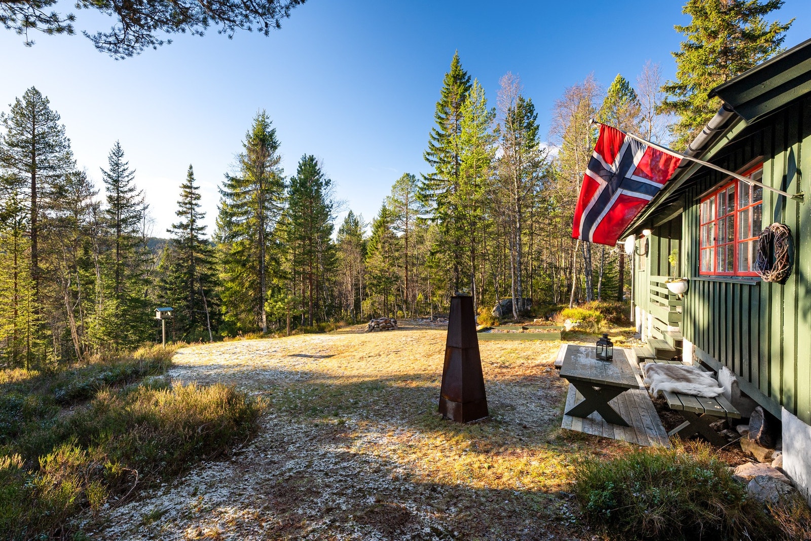 Hytta har en fantastisk beliggenhet på en fin og åpen tomt. Galleribilde
