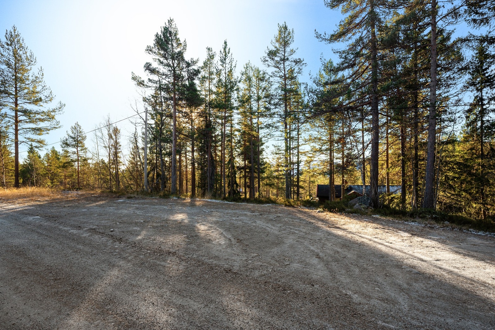 Det er tilhørende parkering på felles parkeringsplass ca 100 meter fra hytta. Galleribilde