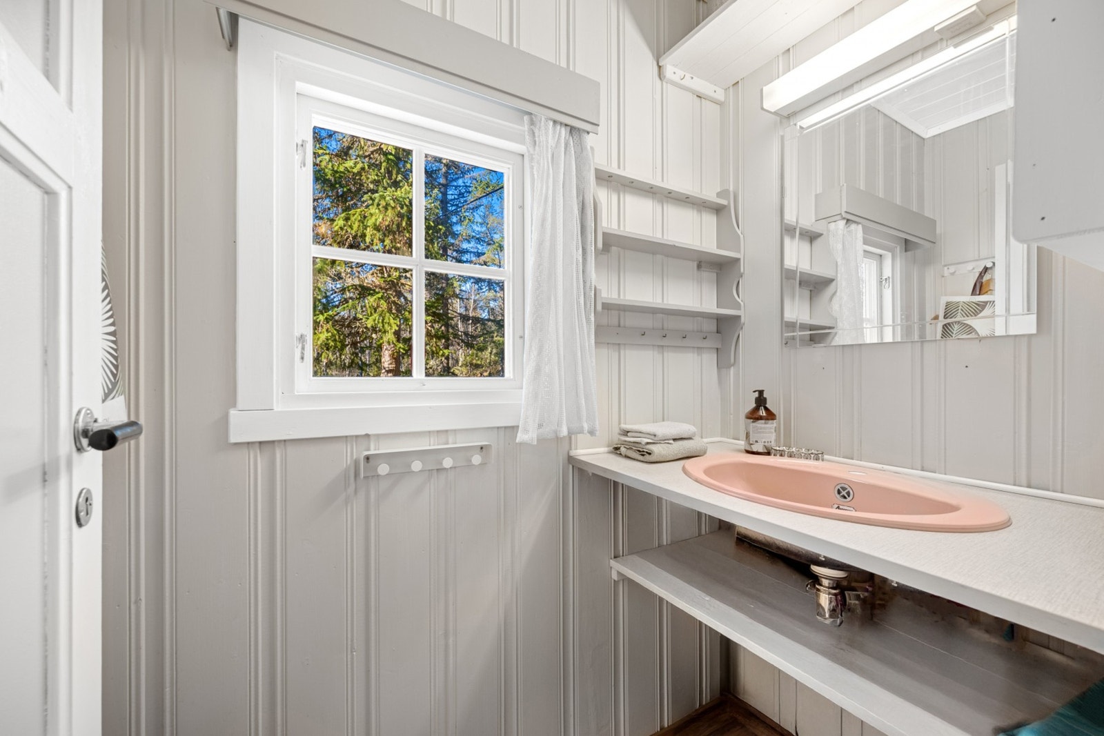 Baderom med servantinnredning med vask, pumpedusj og cinderelle toalett Galleribilde