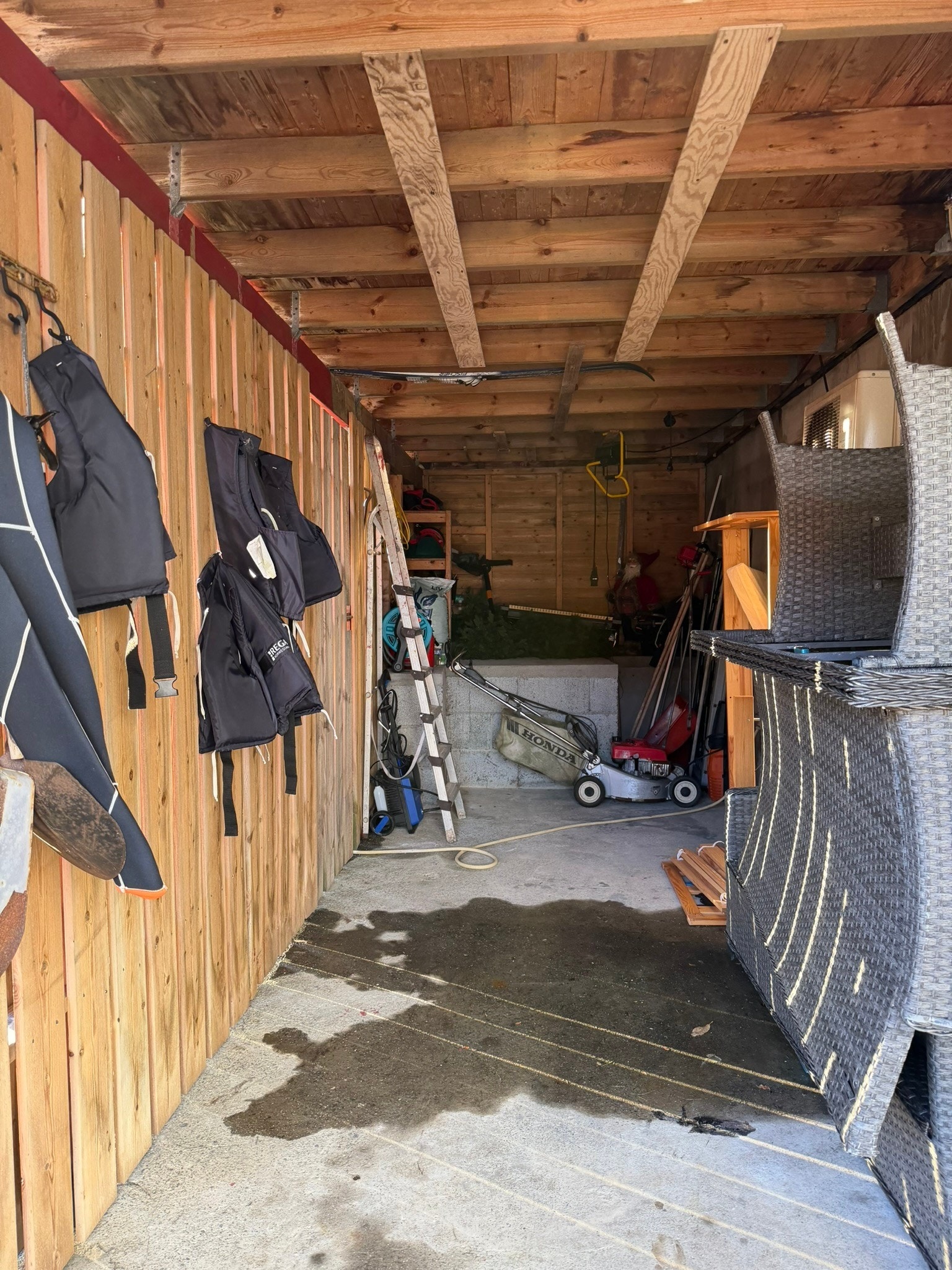 Utvendig bod under altan Galleribilde