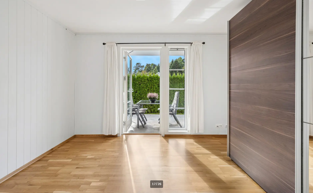 Soverom 3 Stort innebygd garderobeskap Galleribilde