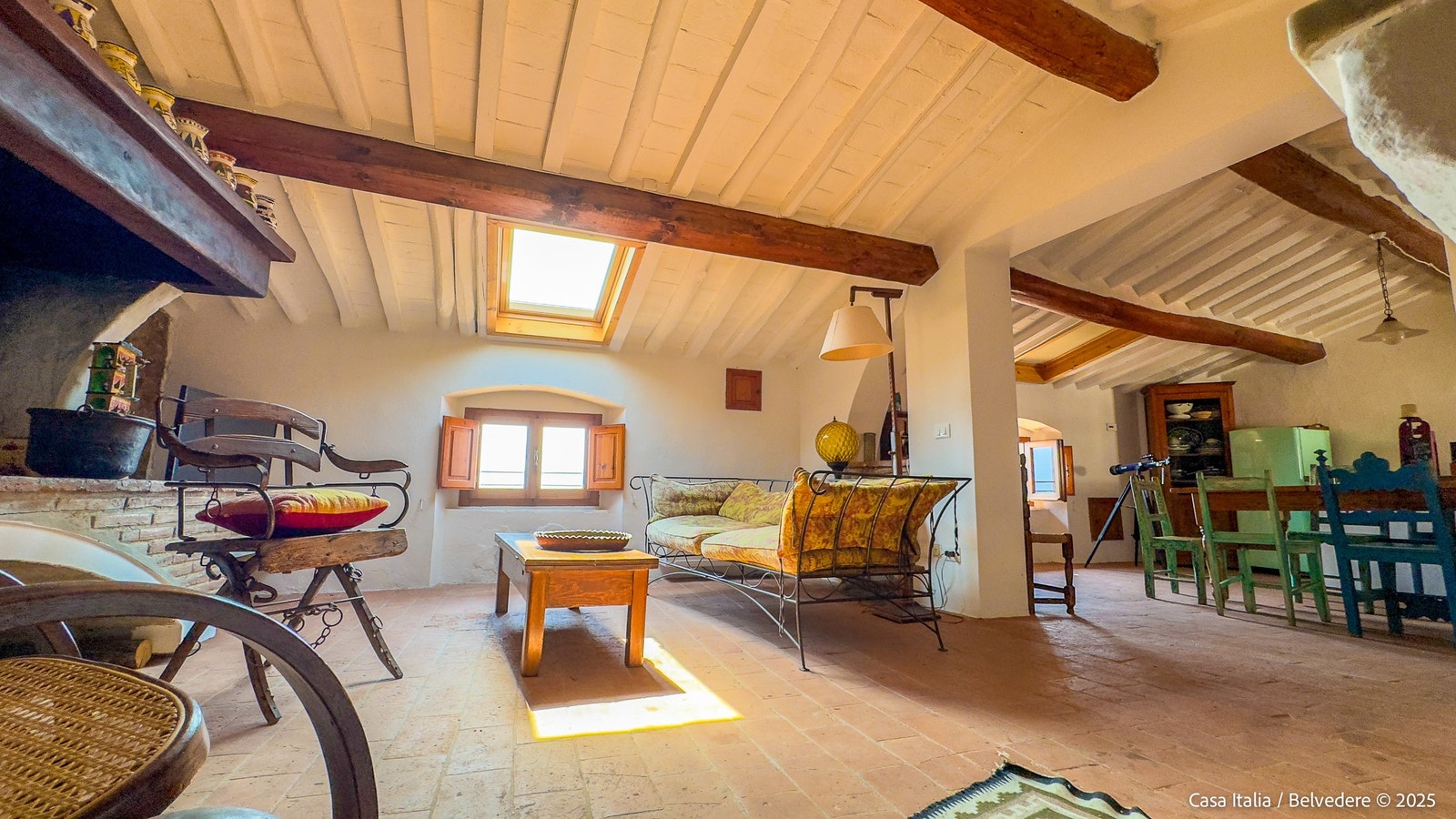 Toppetasjen byr på kjøkken med peis, spisestue og nydelig utsikt Galleribilde