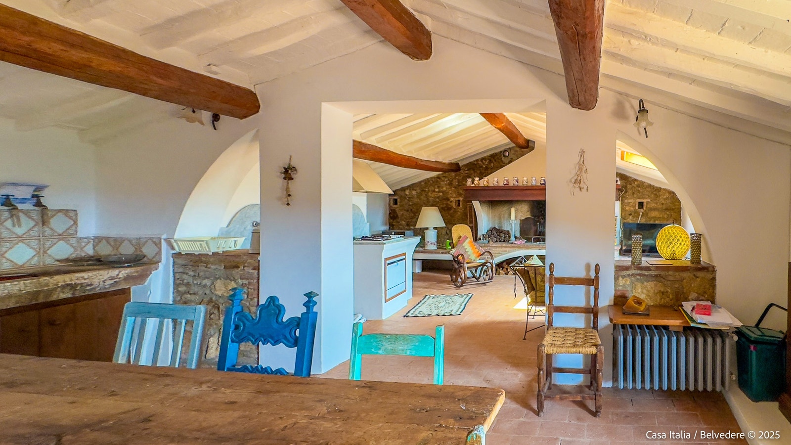 Toppetasjen byr på kjøkken med peis, spisestue og nydelig utsikt Galleribilde