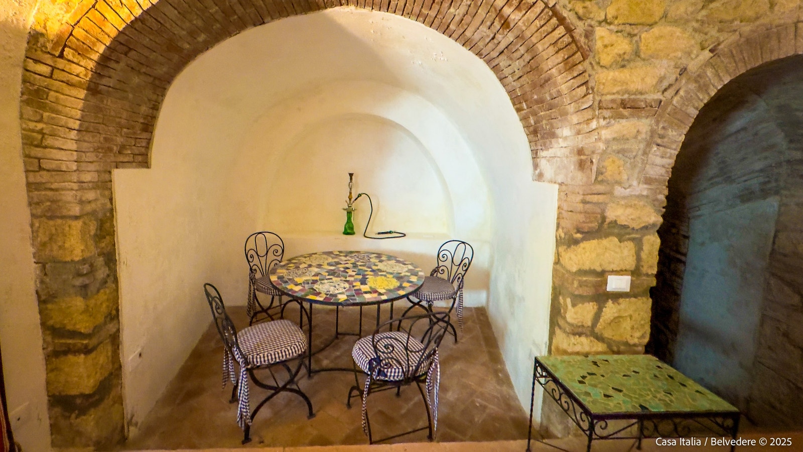 Flere steder i huset er det spesielle nisjer, som gir mange bruksmuligheter. Alt av møbler følger med. Galleribilde