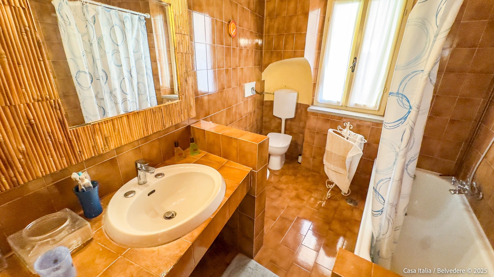 Badene er funksjonelle og innredet i klassisk stil. De er av eldre dato. Galleribilde