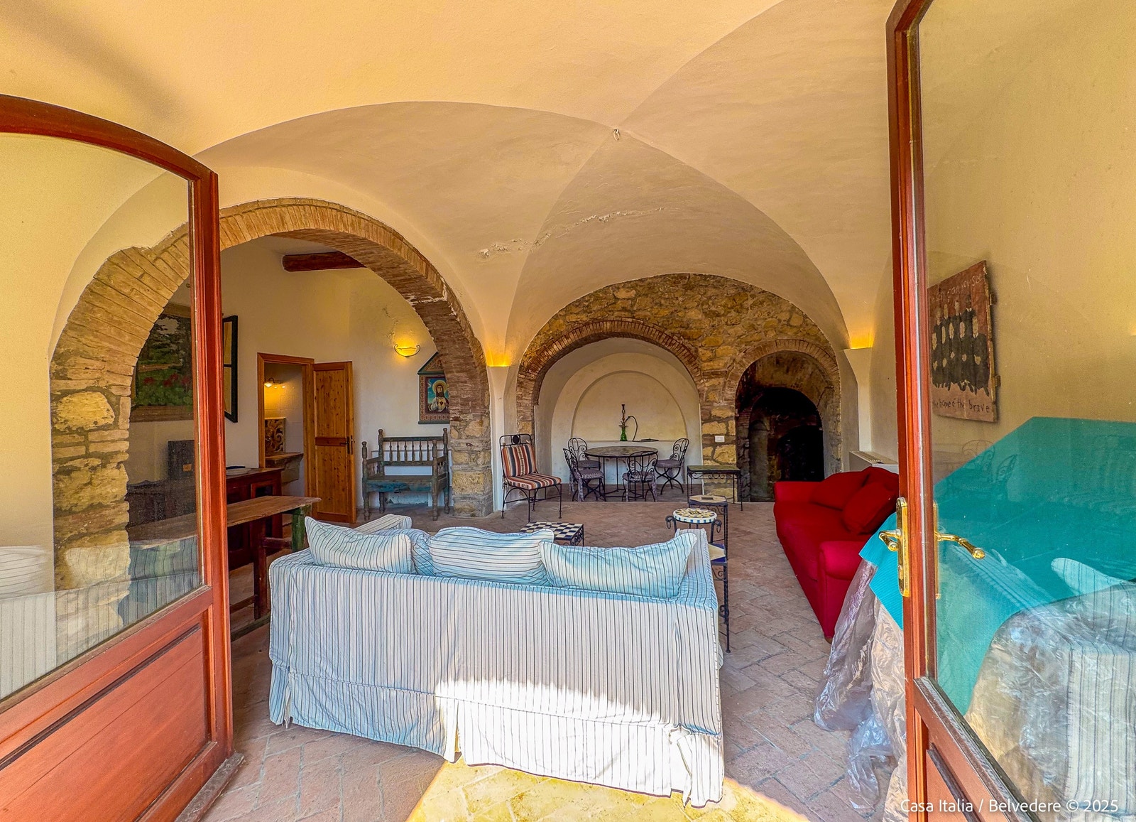 Til stua kan man komme inn gjennom to store glassdører Galleribilde