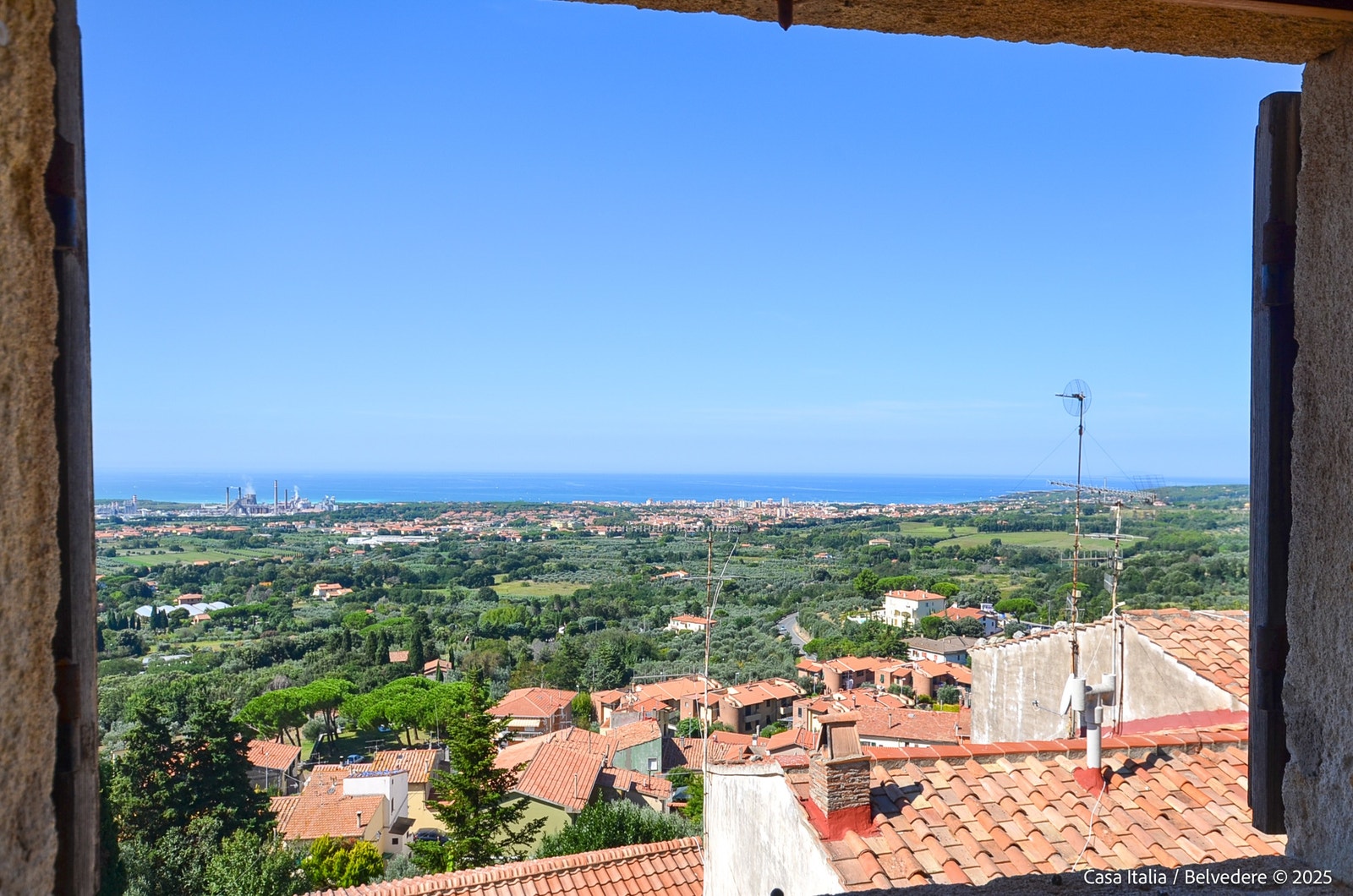 Utsikten fra høyden mot havet og Toscanakysten er praktfull Galleribilde