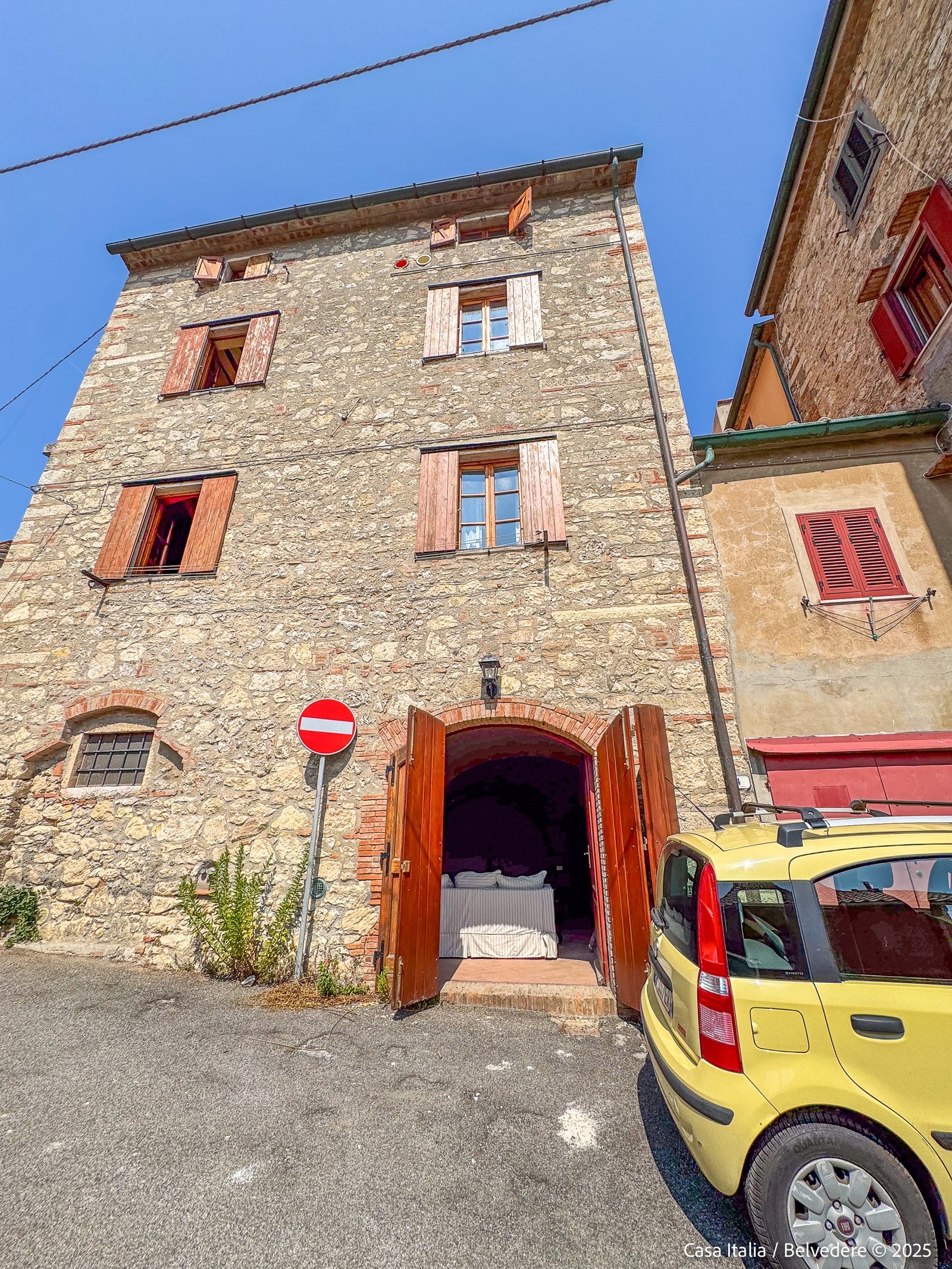 Fra boligen er det kort vei til alt. Det er ingen trafikk av betydning. Privat garasje er sjeldent i slike småbyer. Galleribilde