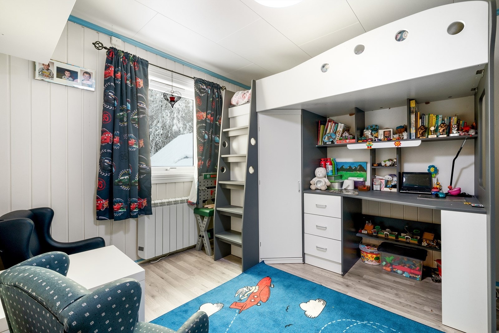 Soverommene oppe har arealer på henholdsvis ca. 8,5, 9,5, 11 og 13 kvm, mens rommet nede måler ca. 10,5 kvm. Galleribilde