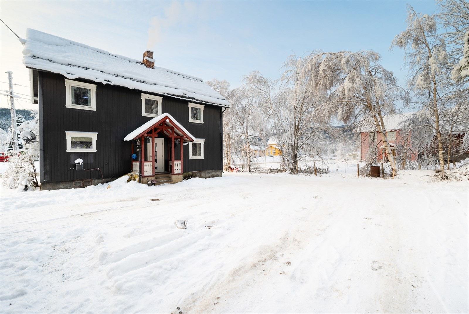 Den store gårdsplassen byr på meget gode muligheter for parkering. Hagen byr på mye boltreplass for både store og små, og her er det rom for en rekke aktiviteter året rundt. Galleribilde