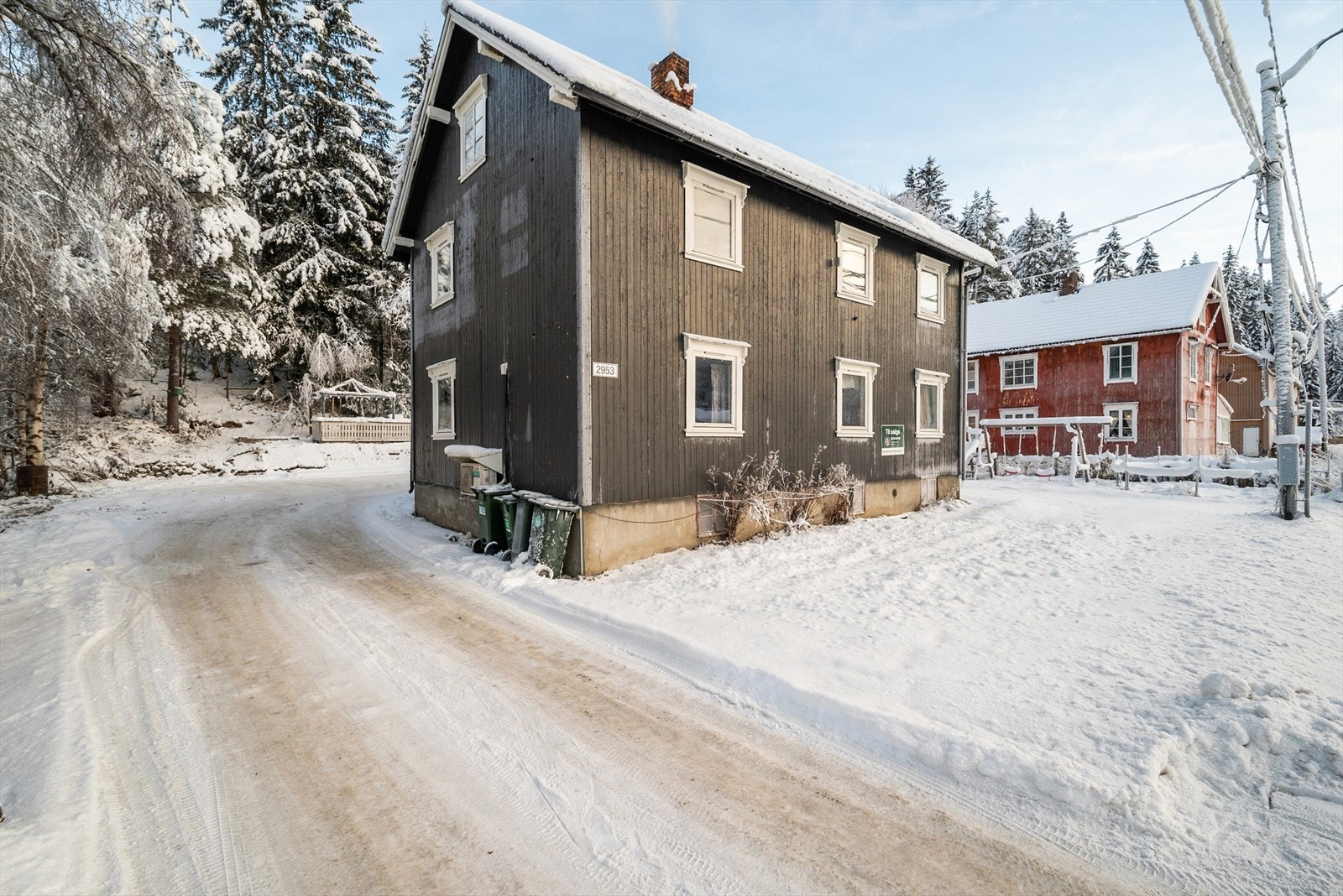 Tomten er på over ett mål, og grenser til flotte turmuligheter i vakker natur. Galleribilde