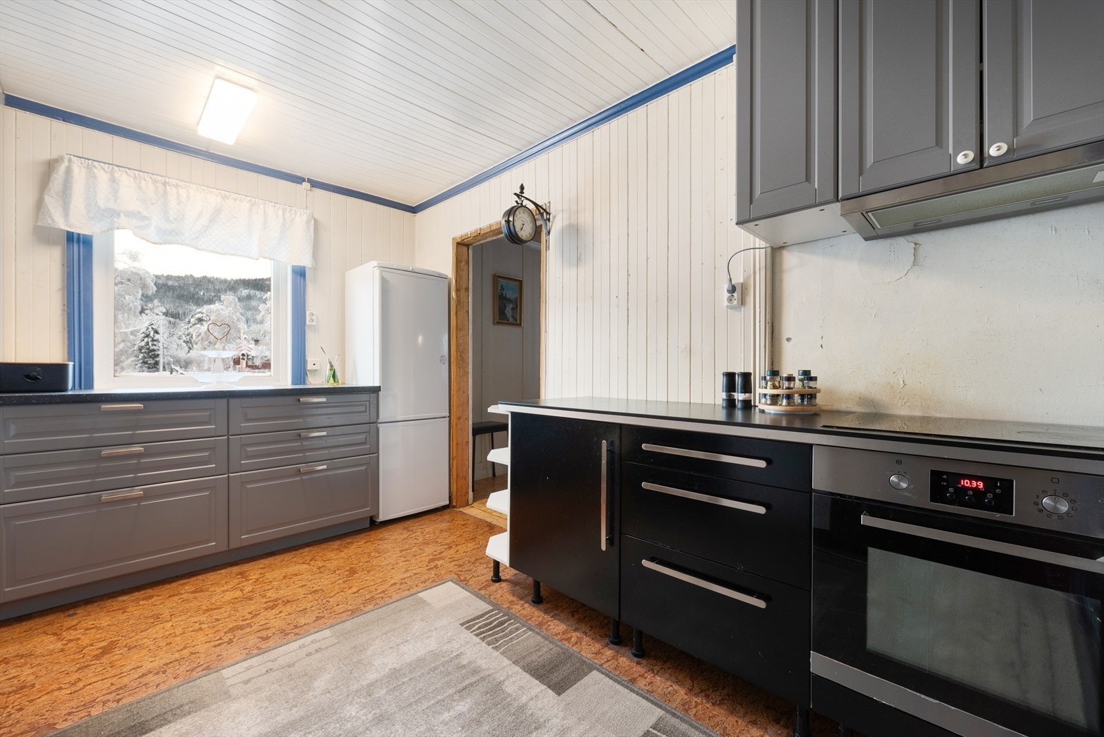 Boligen har et romslig kjøkken med innredning fra både 2012 og senere. Galleribilde