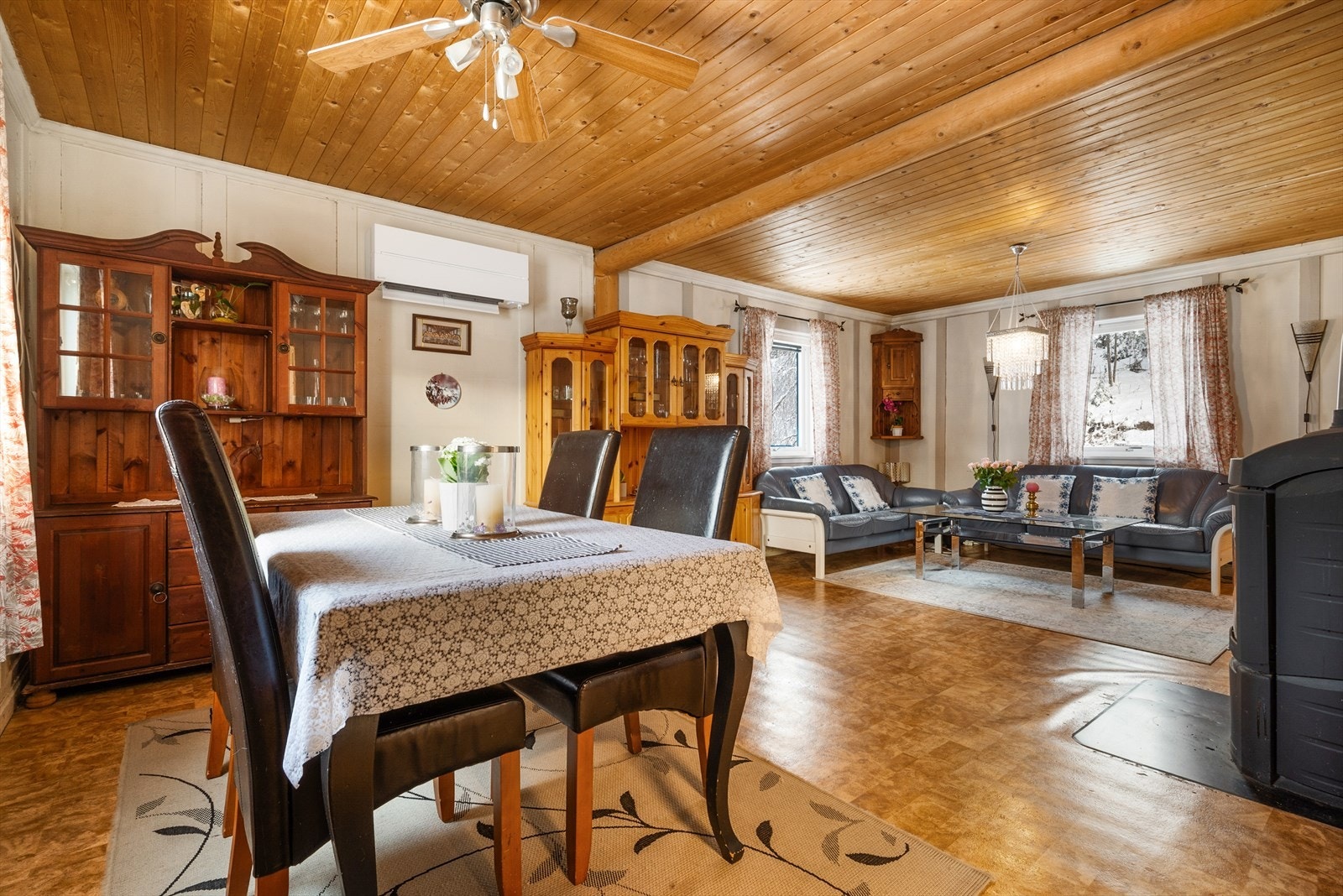 Stuen er naturlig inndelt i ulike brukssoner, og det passer utmerket å innrede med spisebord utenfor kjøkkenet. Galleribilde