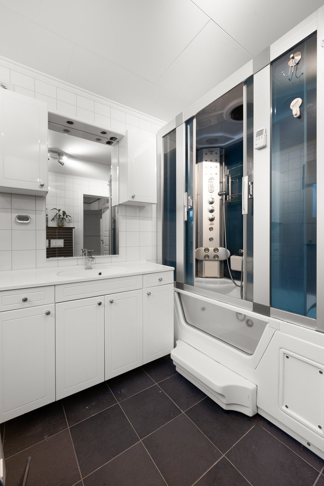 Baderomsinnredningen gir god plass til oppbevaring av håndklær og hygieneartikler. Galleribilde