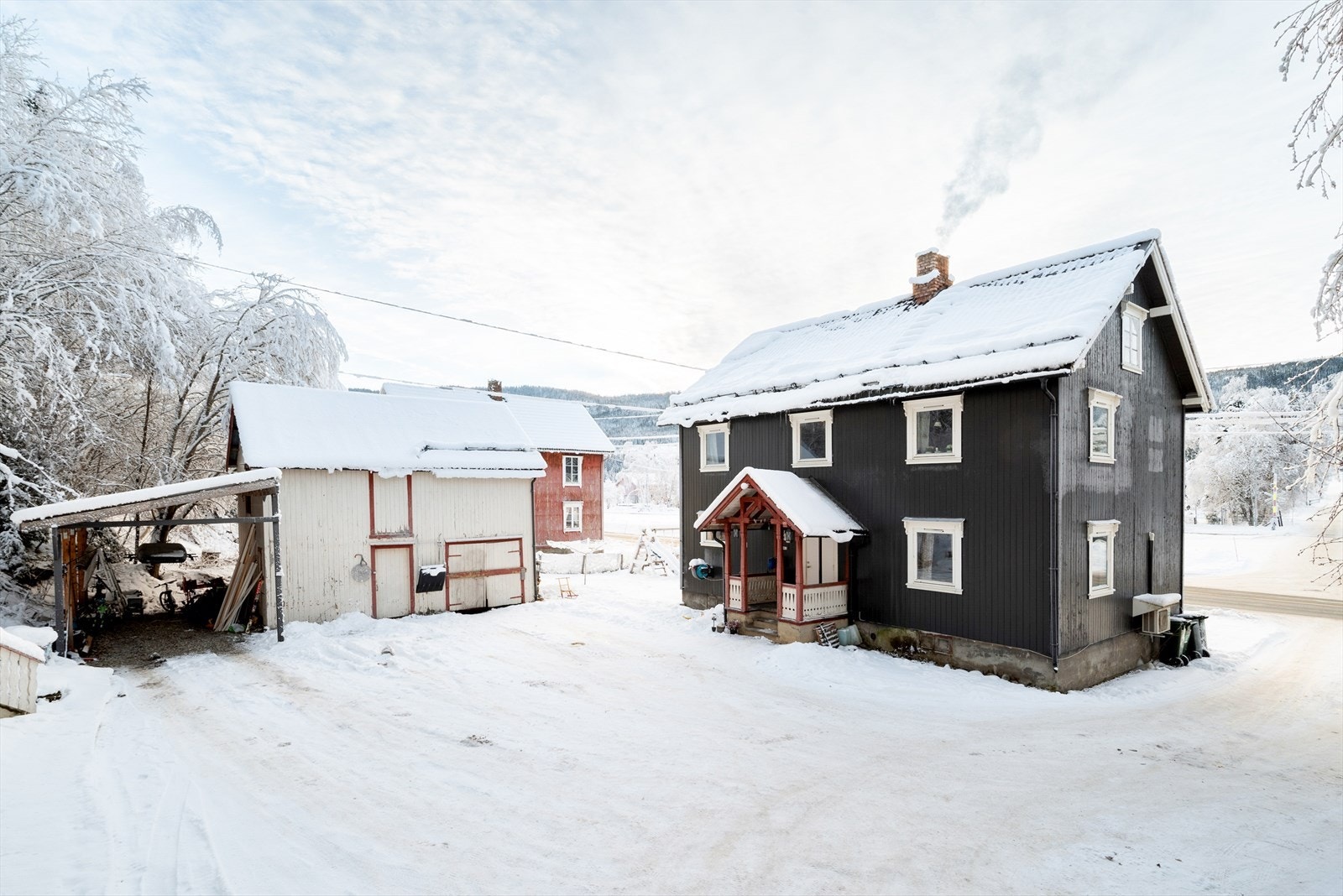 Velkommen til Rørosveien 2953 - en romslig og familievennlig enebolig over to plan pluss kjeller og stort loft. Galleribilde