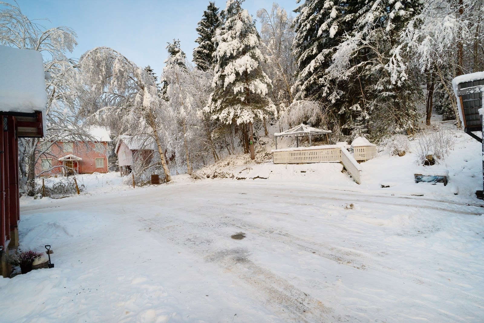 Fra gårdsplassen er det trapp opp til en noe skjermet terrasseplatting, perfekt for både stille stunder og sosiale kvelder. Galleribilde