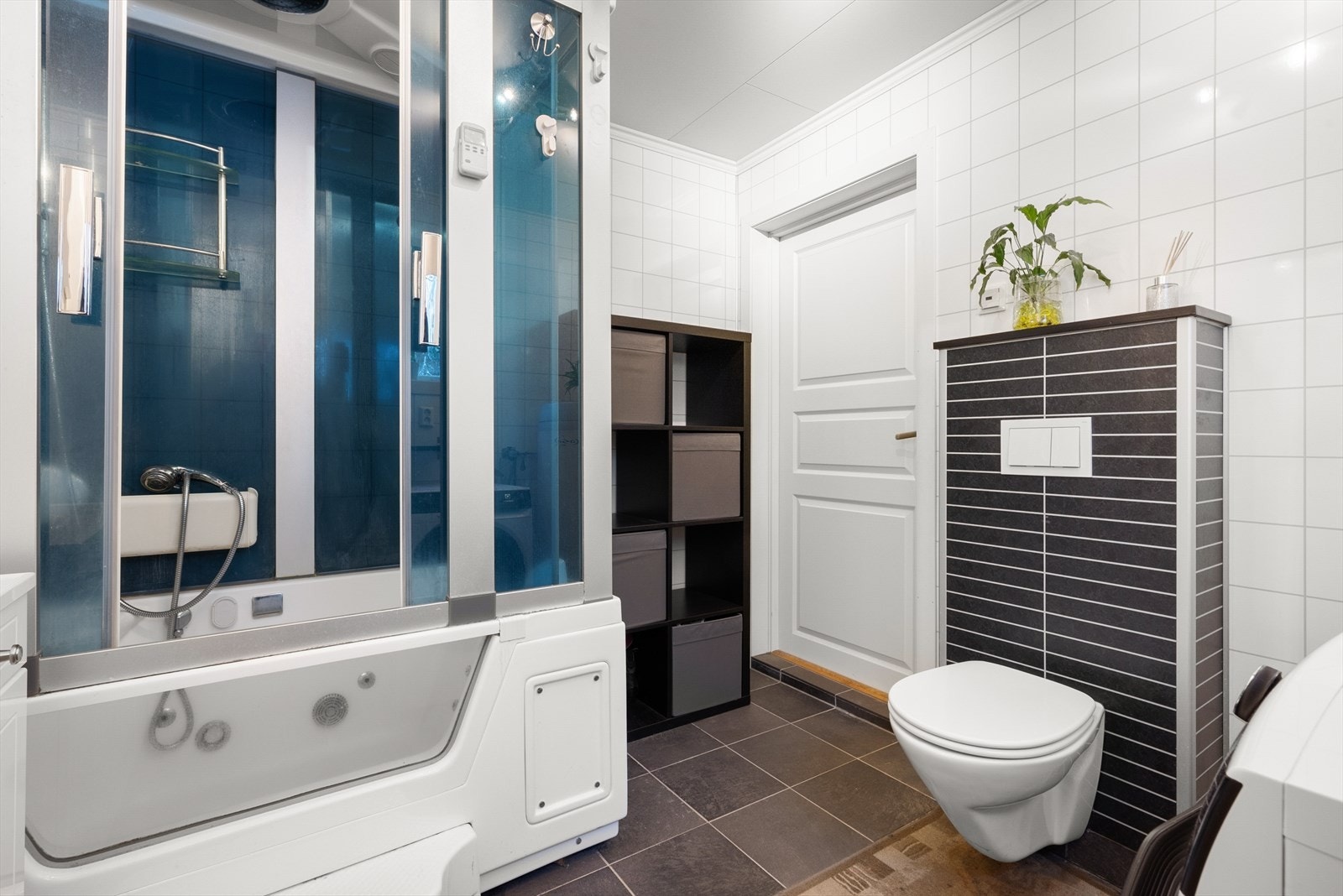 Badet har god størrelse, flislagt gulv med varme og en stor steamdusj med badakar-løsning. Galleribilde