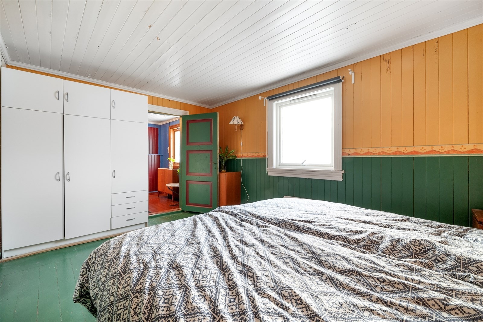 Hovedsoverommet er innredet med et stort garderobeskap. Galleribilde