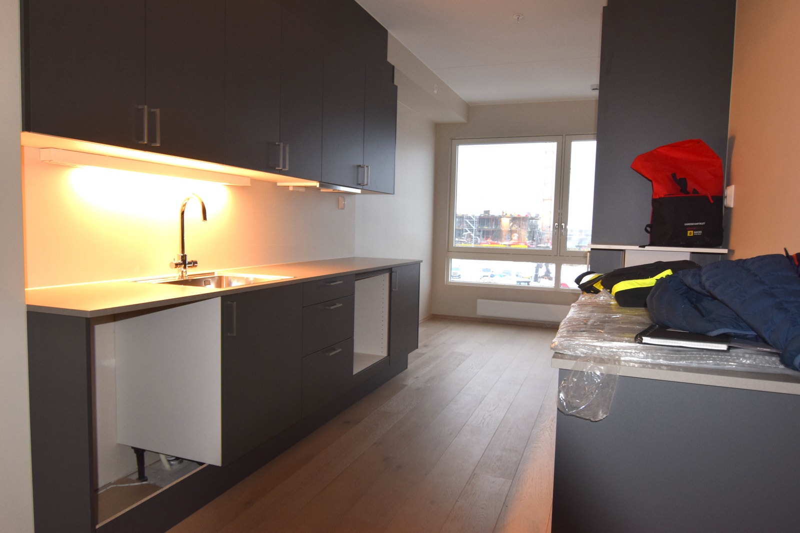 Kjøkken med hvitevarer. Galleribilde