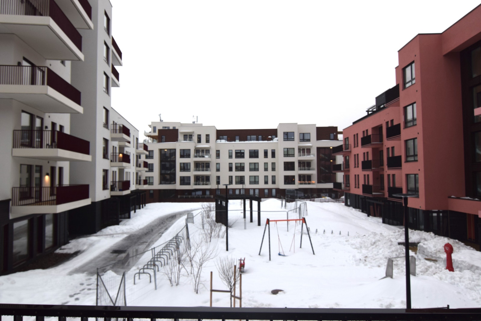 Utsikt fra balkong. (1) Galleribilde